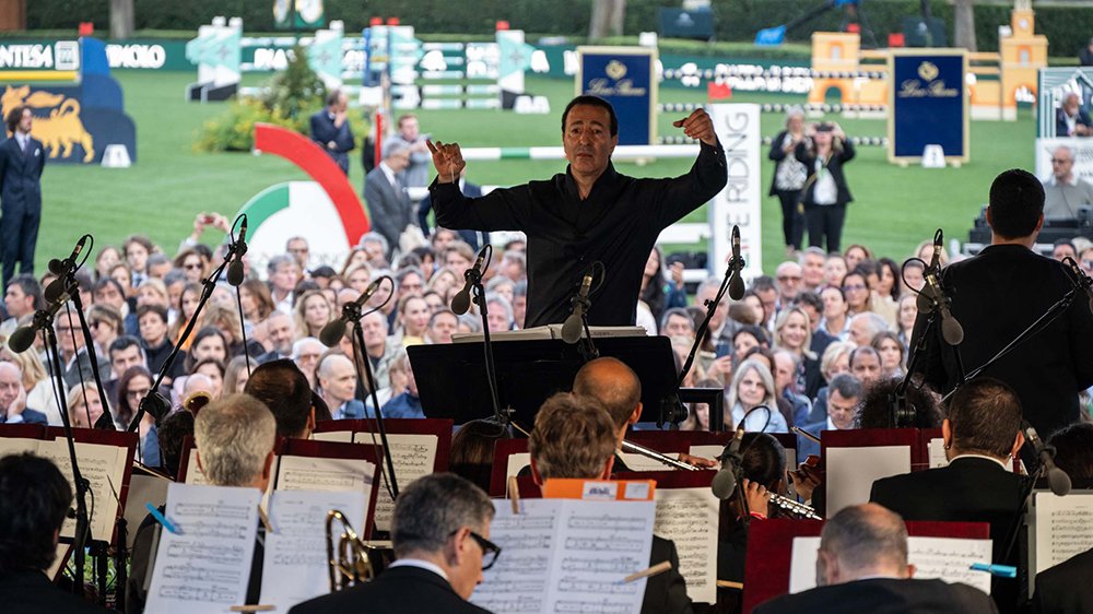 Piazza di Siena: si parte con la musica e la sfilata del Polo