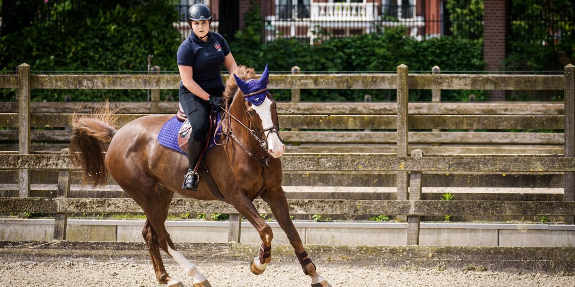 Amalia, anche le principesse cadono da cavallo