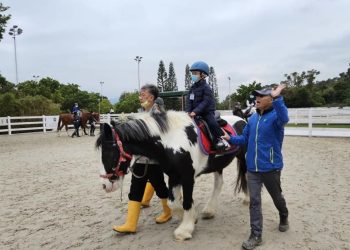Cavalli e bambini speciali: a Hong Kong l’equitazione che cura
