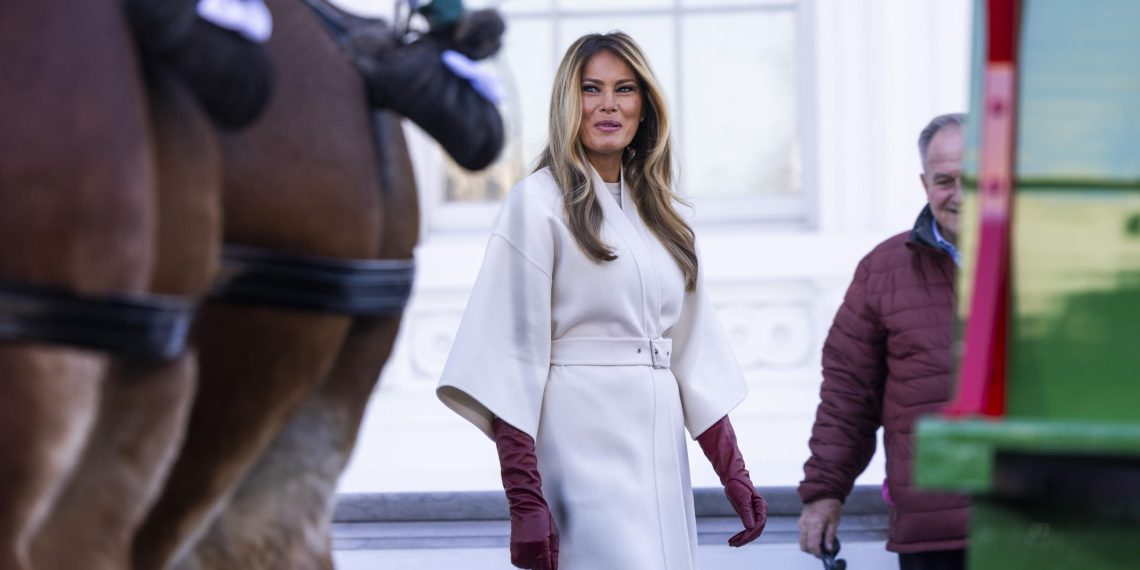 Melania Trump e l’Albero di Natale della Blue Room 2025