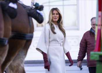 Melania Trump e l’Albero di Natale della Blue Room 2025