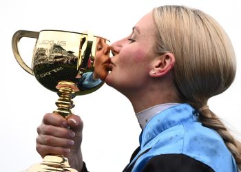Melbourne Cup: giubba azzurra e vittoria in rosa per  Half Yours con Jamie  Melham
