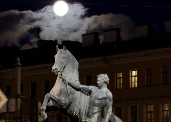 I cavalli (domati) di Pyotr Klodt a San Pietroburgo