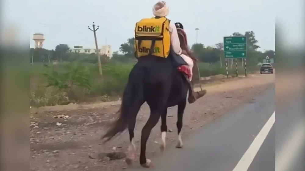 India: la spesa arriva a cavallo