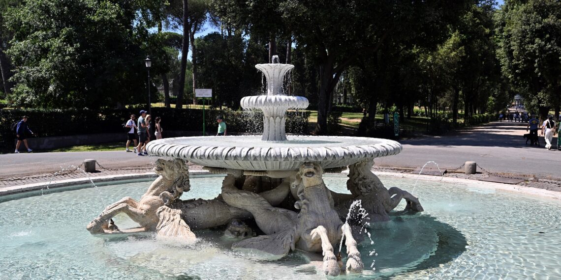 Piazza di Siena: cartoline da…