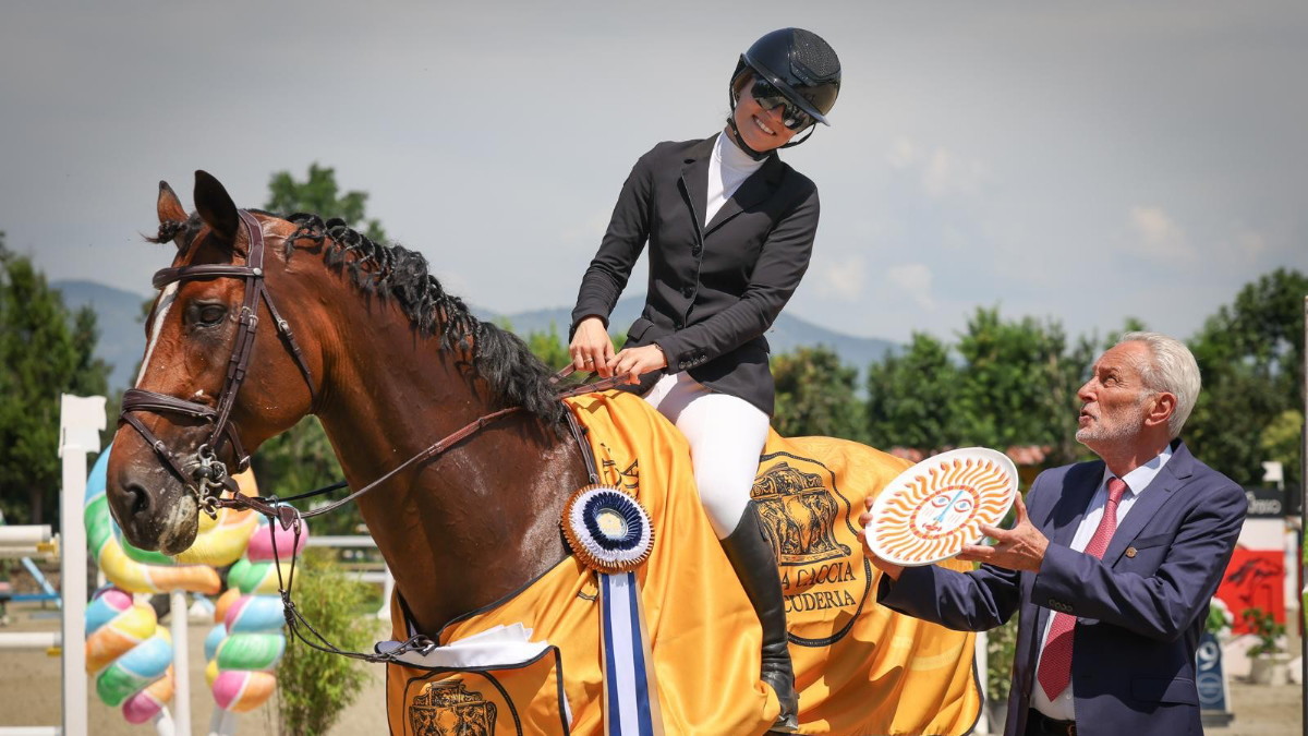 Alessandra Volpi at the prize-giving after winning the Grand Prix at Bedizzole 2026
