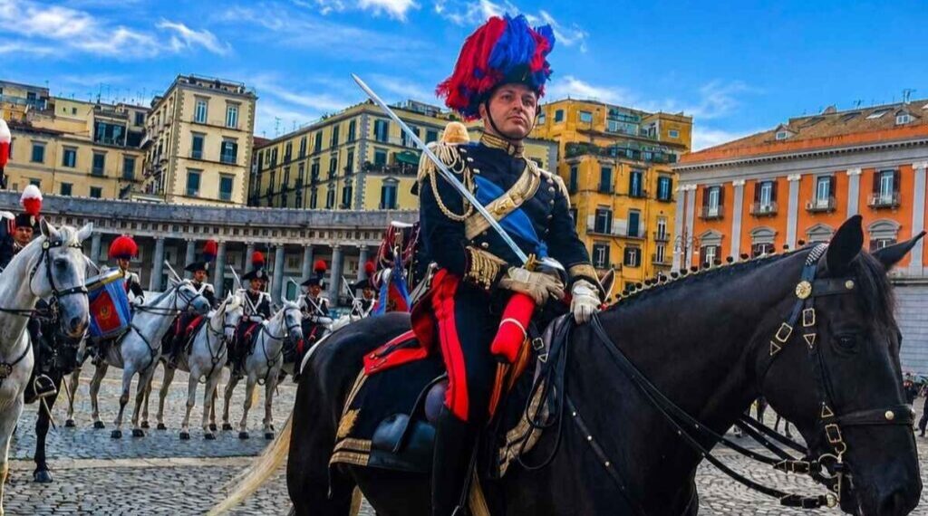 Carabinieri a cavallo nel parco della Floridiana a Napoli