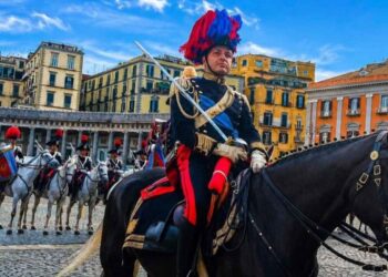 Carabinieri a cavallo nel parco della Floridiana a Napoli