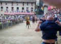 Palio di Siena 2026: vince l’Aquila con Diodoro, Entu de Petra Ulpu ricoverato ma senza fratture