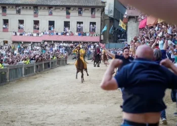Palio di Siena 2026: vince l’Aquila con Diodoro, Entu de Petra Ulpu ricoverato ma senza fratture