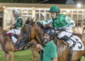Il fantino Kledi Salvatore Tarascio accarezza Rainmaker, condotto a mano dopo la vittoria all’Ippodromo Caprilli di Livorno
