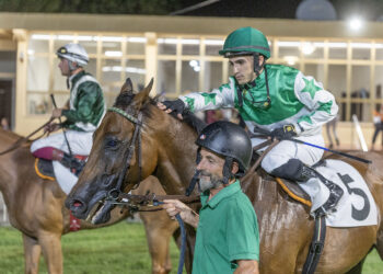 Il fantino Kledi Salvatore Tarascio accarezza Rainmaker, condotto a mano dopo la vittoria all’Ippodromo Caprilli di Livorno