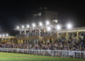 Il folto pubblico assiste in notturna all’81ª Coppa del Mare dalle tribune dell’ippodromo Federico Caprilli di Livorno