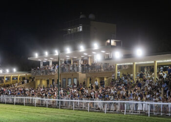 Il folto pubblico assiste in notturna all’81ª Coppa del Mare dalle tribune dell’ippodromo Federico Caprilli di Livorno