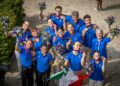 La squadra italiana di Volteggio mostra le medaglie e i bouquet conquistati ai FEI World Championships di Aachen 2026, posando con lo staff e la bandiera tricolore