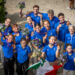 La squadra italiana di Volteggio mostra le medaglie e i bouquet conquistati ai FEI World Championships di Aachen 2026, posando con lo staff e la bandiera tricolore
