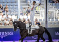 Davide Zanella esegue un esercizio in piedi su Da Vinci 367 durante i Mondiali di Volteggio di Aachen 2026.