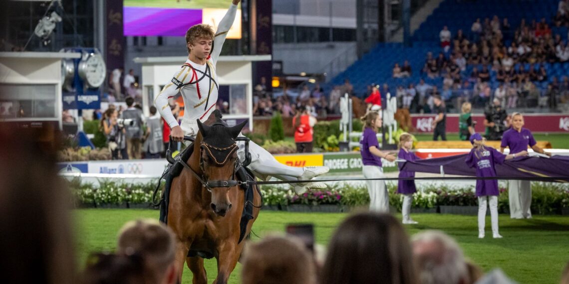 Volteggiatore a cavallo durante la cerimonia di apertura dei FEI World Championships Aachen 2026