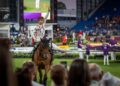 Volteggiatore a cavallo durante la cerimonia di apertura dei FEI World Championships Aachen 2026