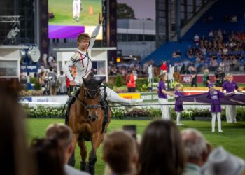 Volteggiatore a cavallo durante la cerimonia di apertura dei FEI World Championships Aachen 2026