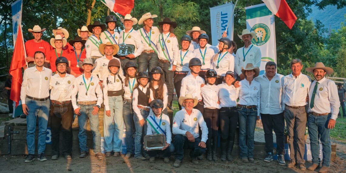 Atleti, tecnici e rappresentanti di Italia, Francia e Svizzera alla premiazione del primo Campionato Europeo di Mountain Trail a Premosello Chiovenda.