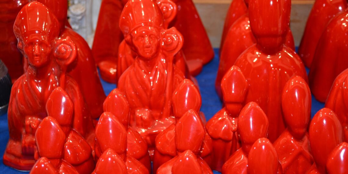 Statuette rosse di San Gennaro esposte alla Fiera Vesuviana di San Gennaro Vesuviano
