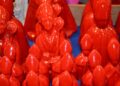 Statuette rosse di San Gennaro esposte alla Fiera Vesuviana di San Gennaro Vesuviano