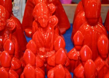Statuette rosse di San Gennaro esposte alla Fiera Vesuviana di San Gennaro Vesuviano