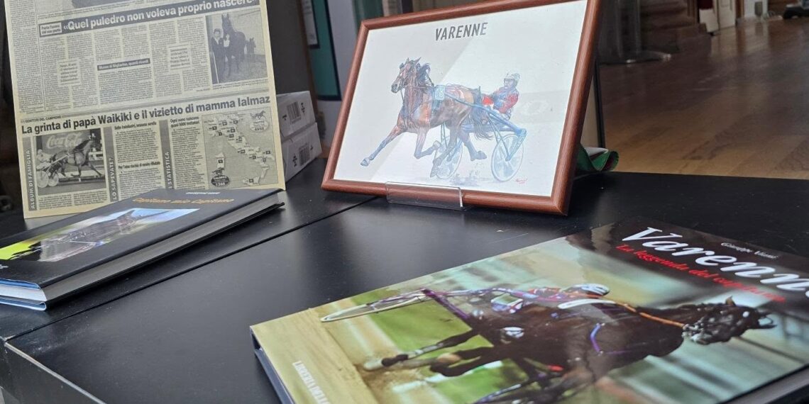 Libri, ritagli di giornale e un’illustrazione esposti nella mostra dedicata al trottatore Varenne nella Residenza Municipale di Copparo