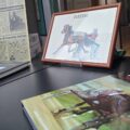 Libri, ritagli di giornale e un’illustrazione esposti nella mostra dedicata al trottatore Varenne nella Residenza Municipale di Copparo