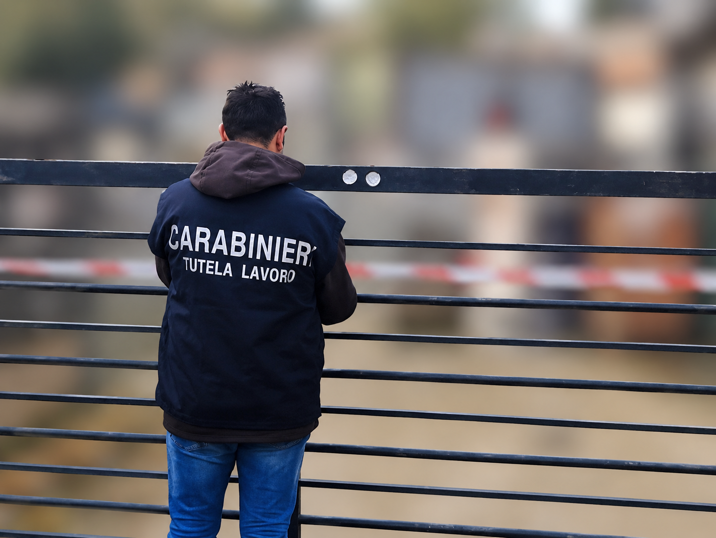 Carabiniere al cancello di ispezione