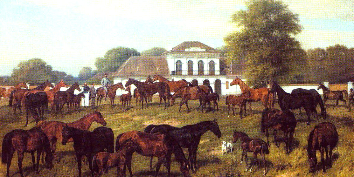 Dipinto di Emil Adam raffigurante la mandria di cavalli dell'allevamento di Fenékpuszta, in Ungheria, con fattrici e puledri davanti alle scuderie