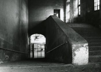 Scalone del Castello Mediceo di Melegnano, con ampi gradini in mattoni e parapetto centrale