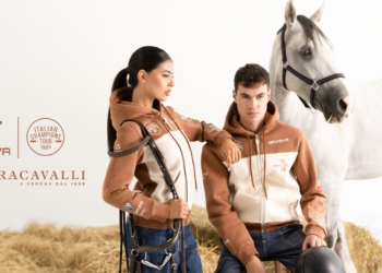 Fieracavalli 2026, la felpa ufficiale porta lo spirito della manifestazione dalla scuderia alla città