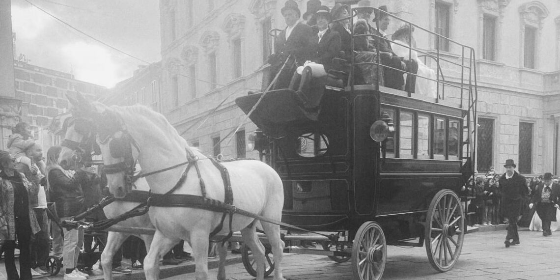 Due cavalli grigi attaccati a un omnibus storico durante la rievocazione dei 150 anni del collegamento Milano-Monza, il 25 ottobre 2026