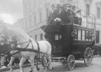 Due cavalli grigi attaccati a un omnibus storico durante la rievocazione dei 150 anni del collegamento Milano-Monza, il 25 ottobre 2026
